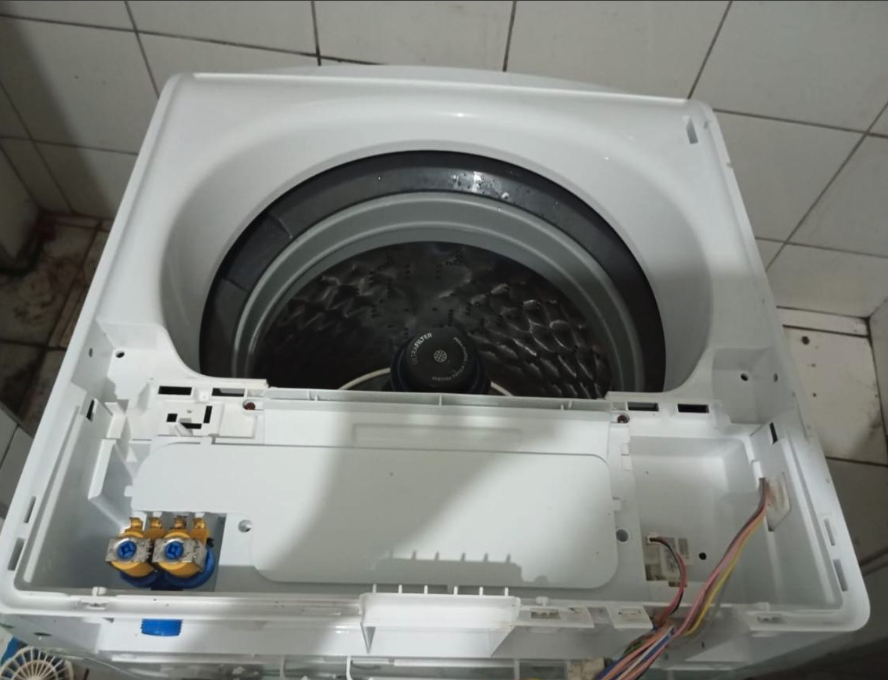 Máquina de lavar depois da limpeza e manutenção
